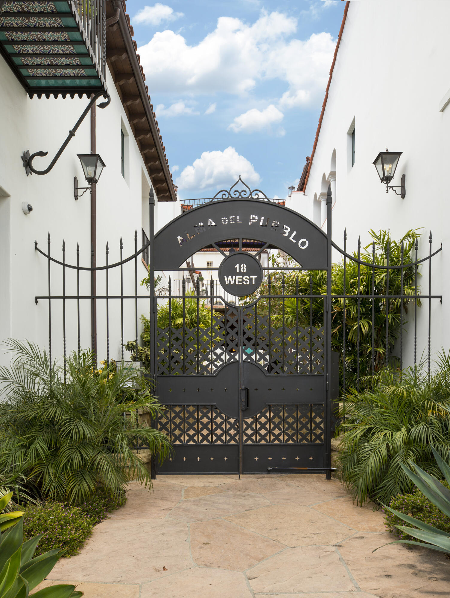 18 W Victoria Street Apt 302