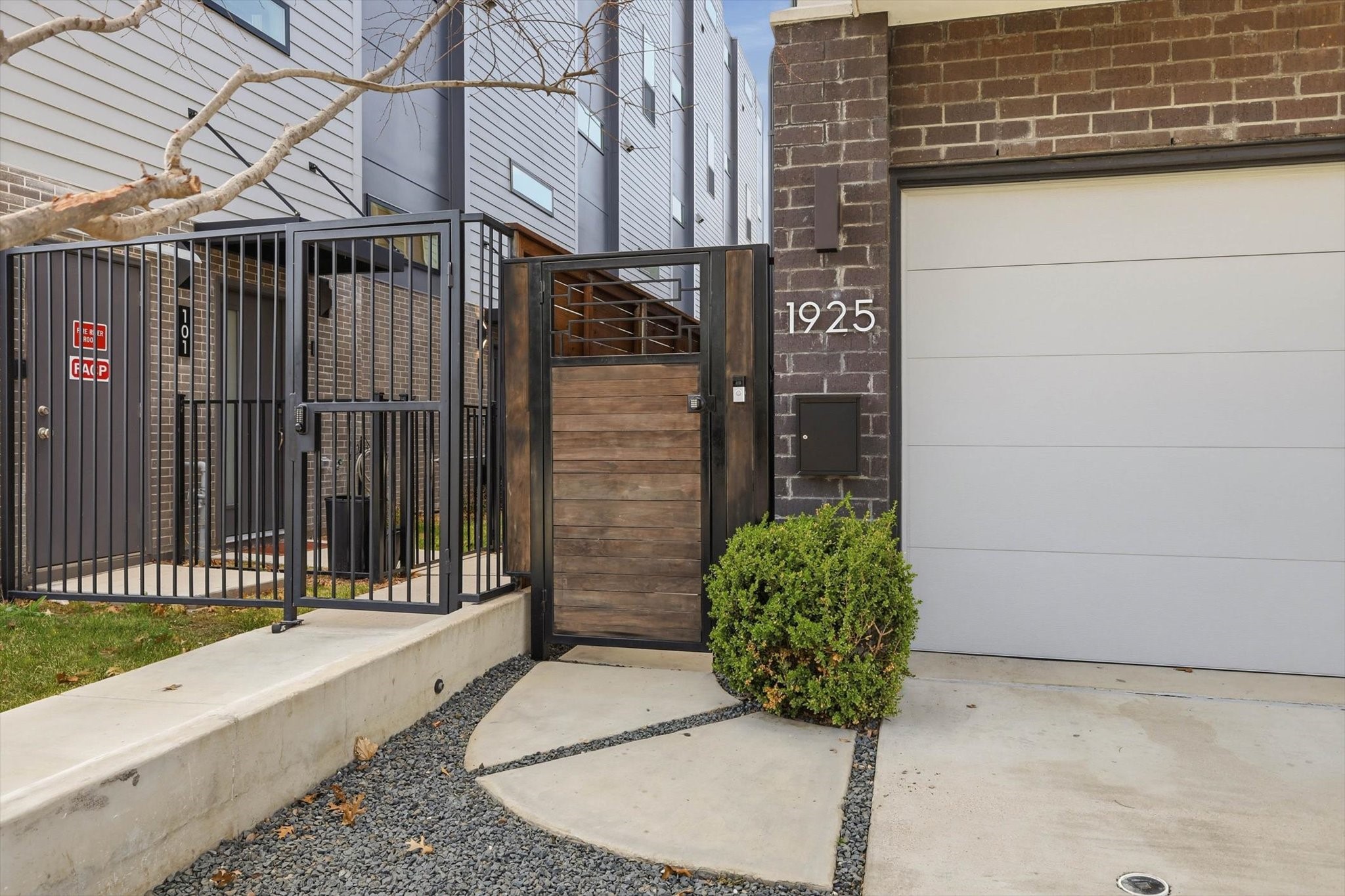 1925 N Prairie Avenue