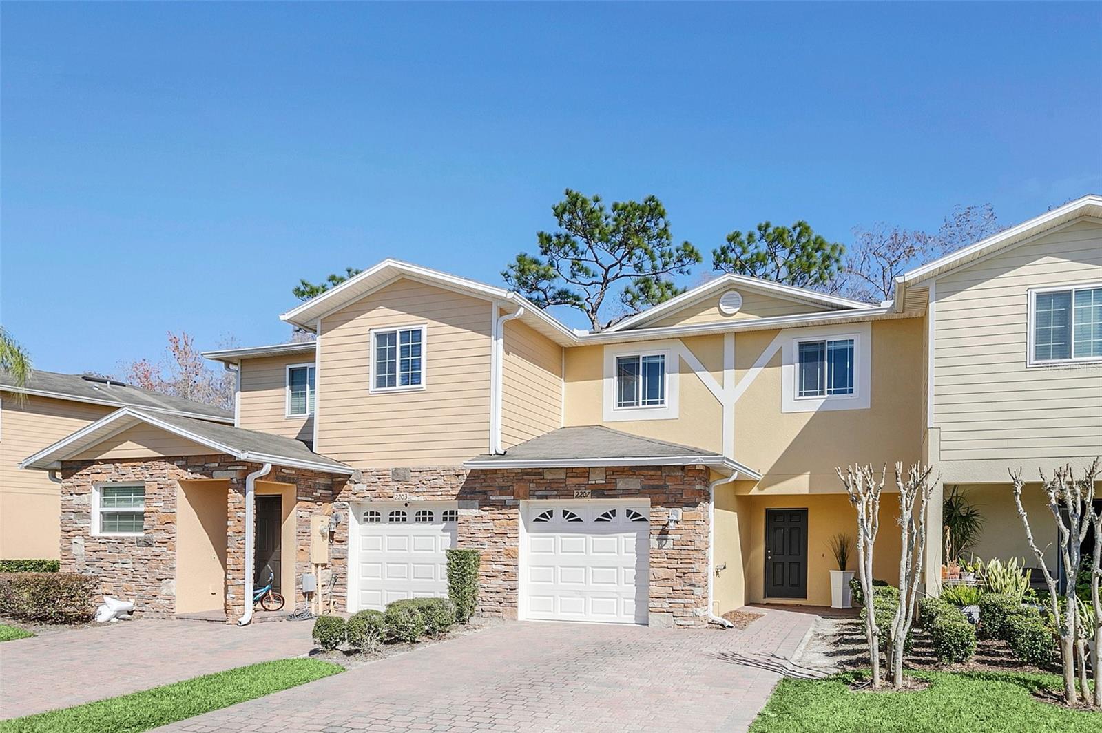 2207 CYPRESS VILLAS DR