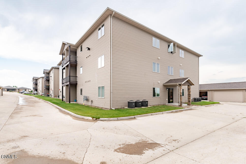 1401 Sharloh Loop, 12