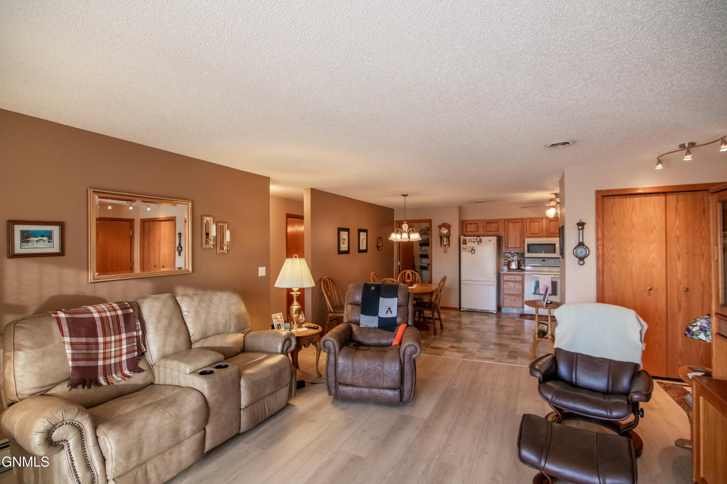 2715 Gateway Avenue, 10