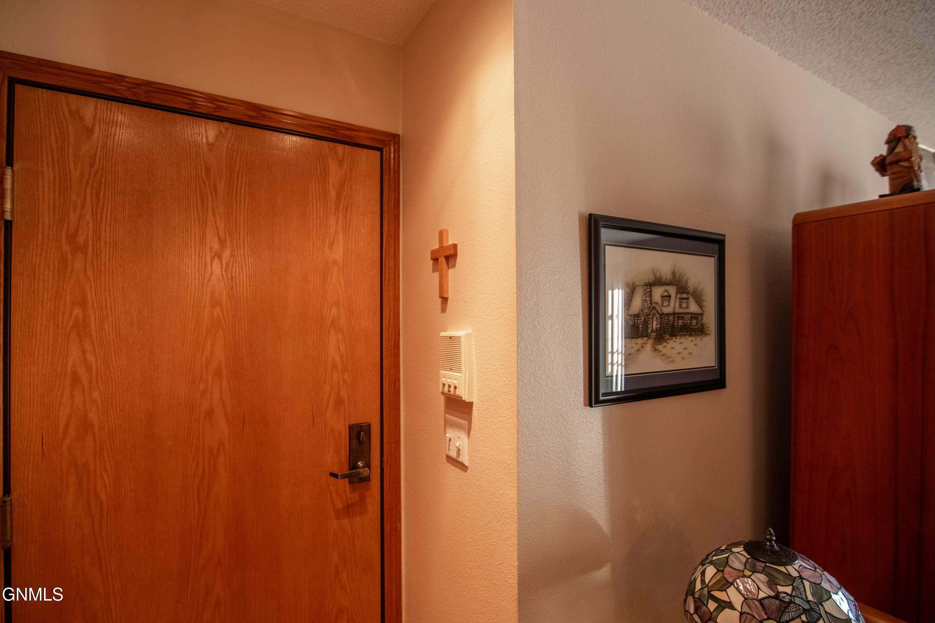 2715 Gateway Avenue, 10