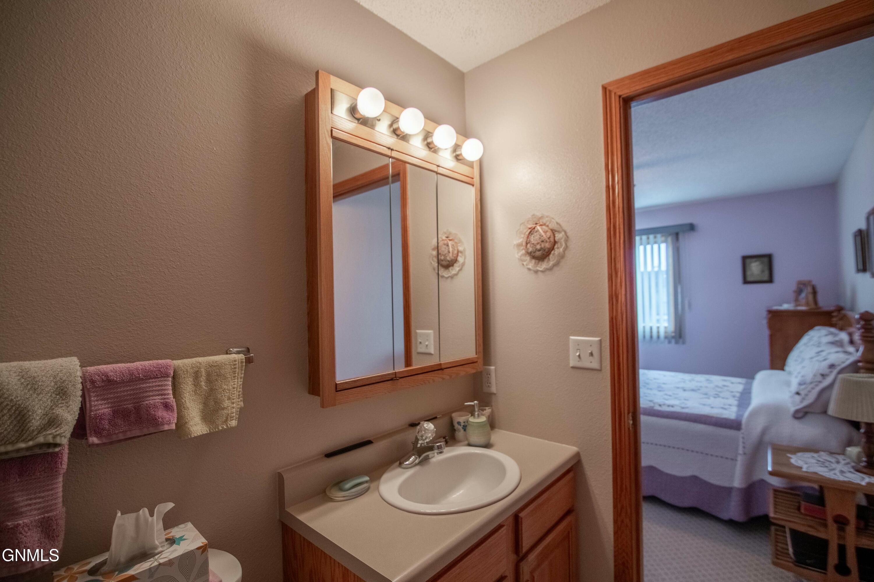 2715 Gateway Avenue, 10