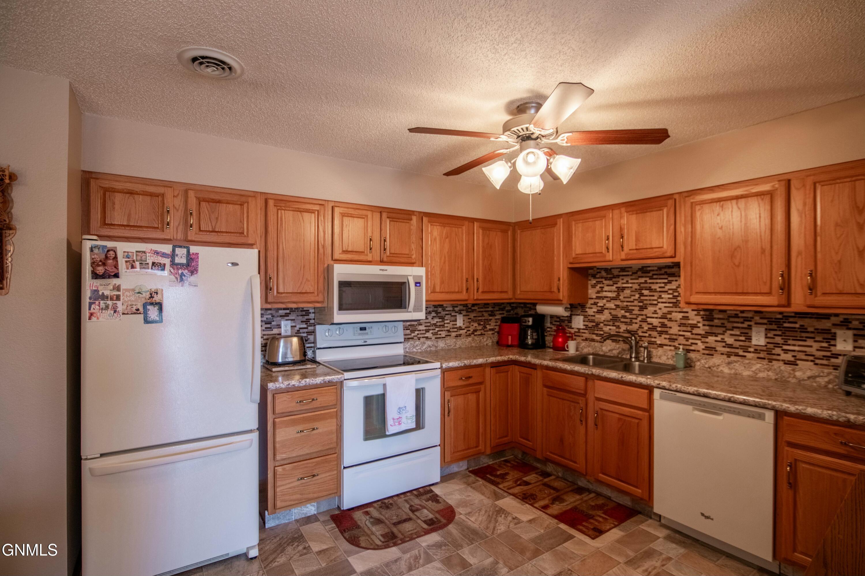 2715 Gateway Avenue, 10