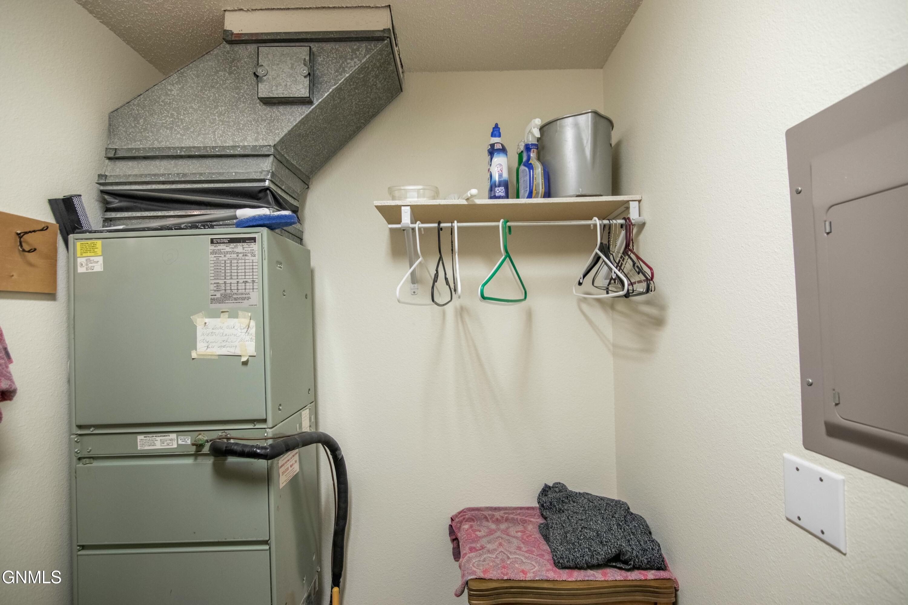 2715 Gateway Avenue, 10