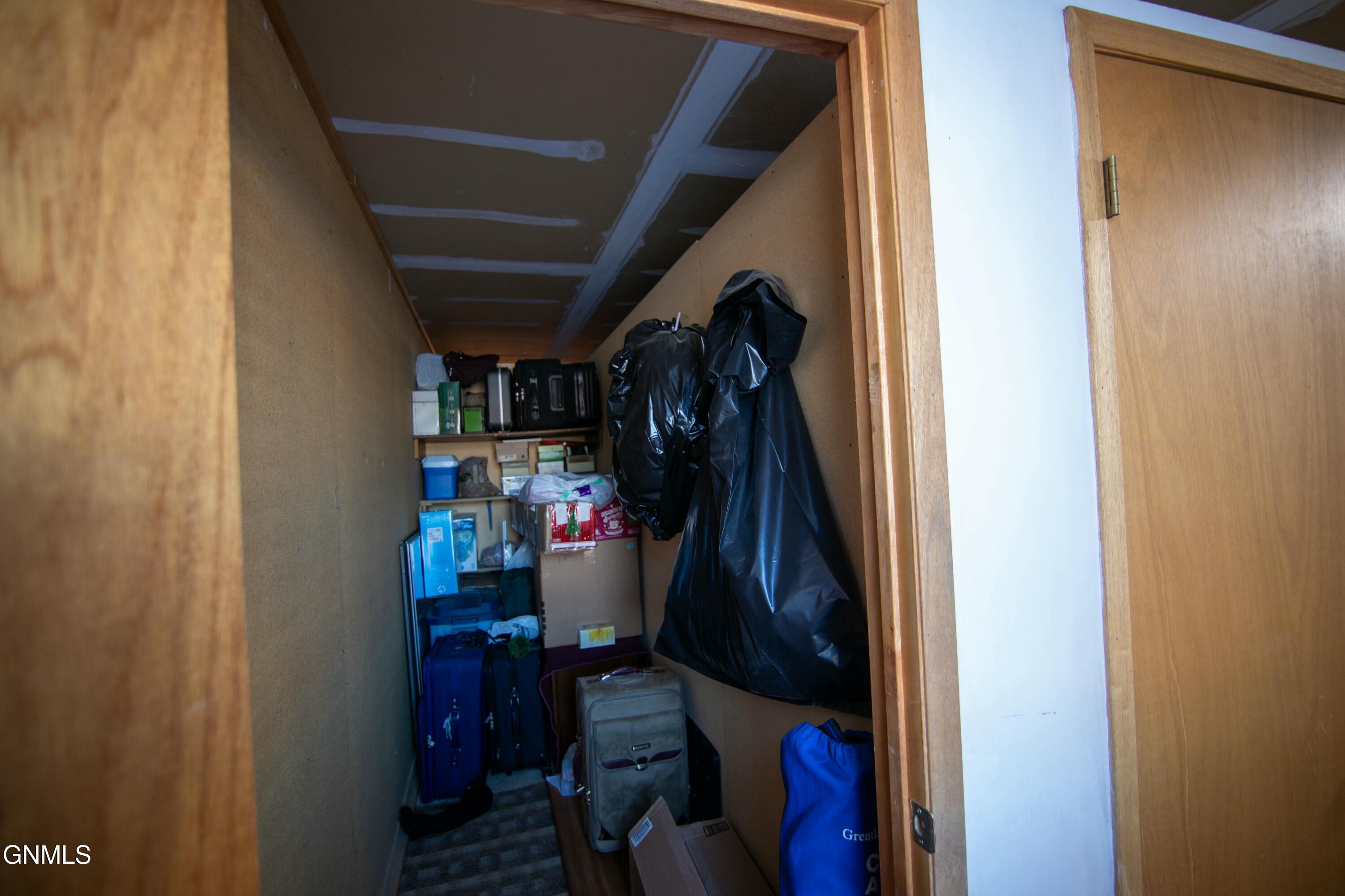 2715 Gateway Avenue, 10