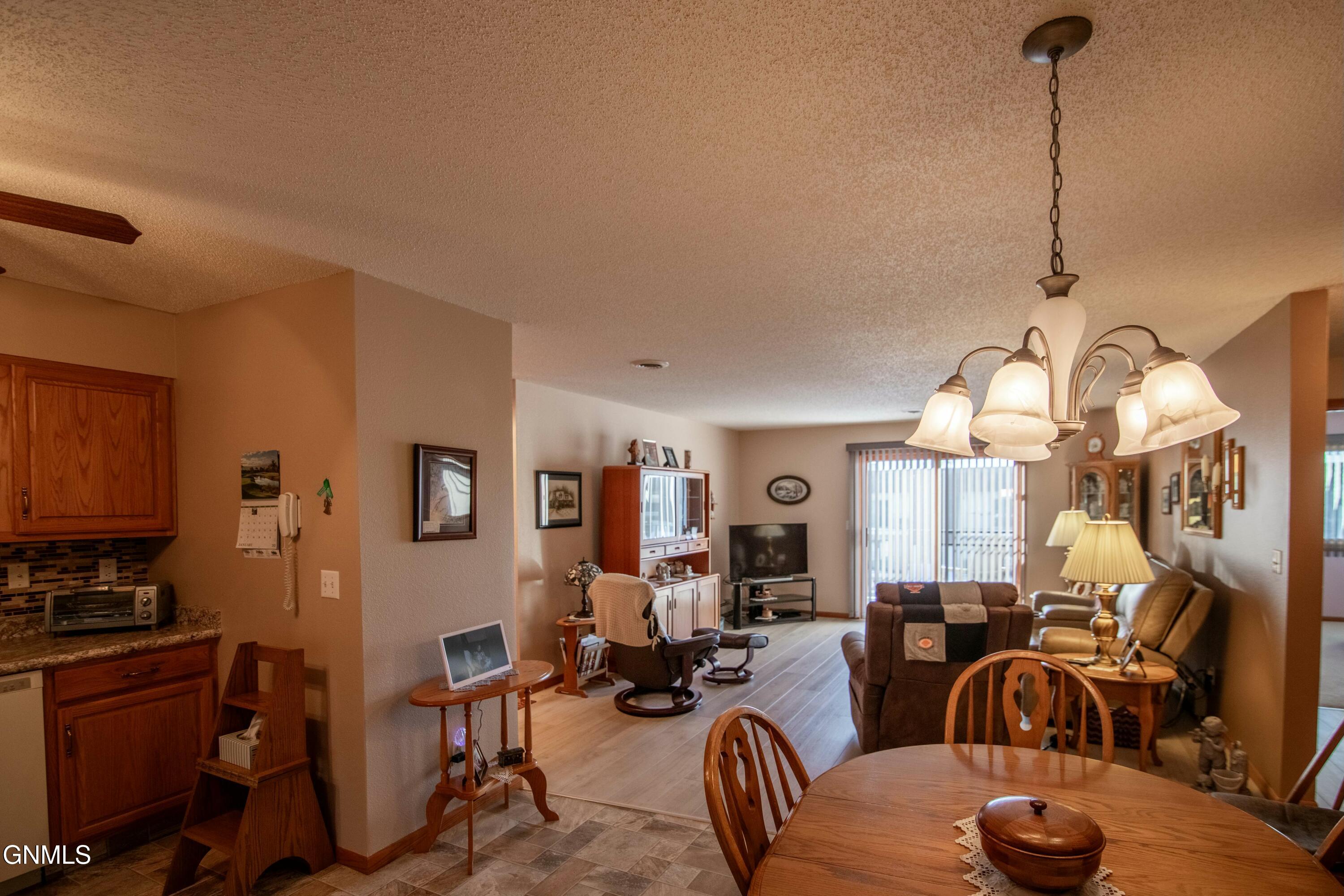 2715 Gateway Avenue, 10