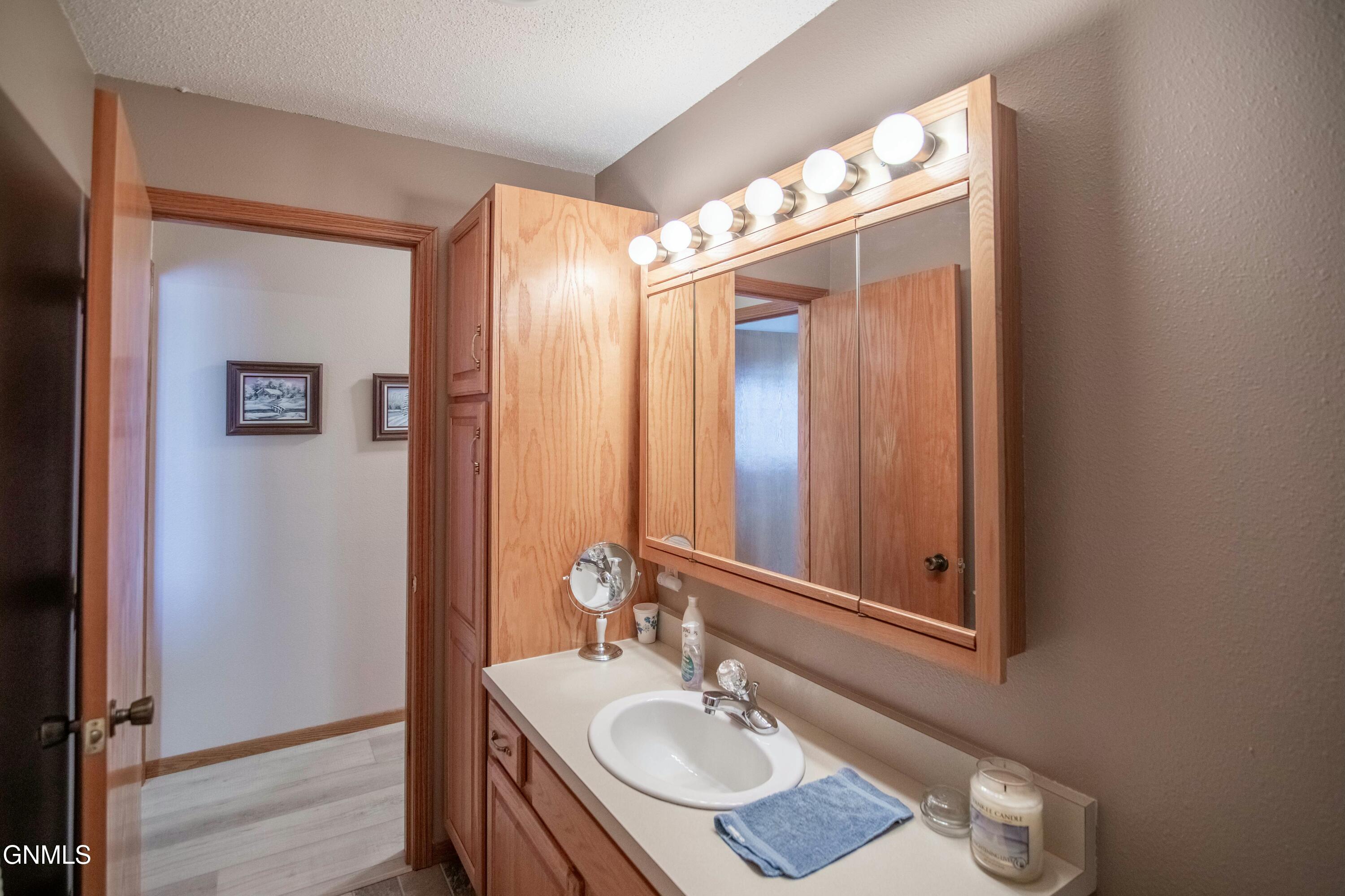 2715 Gateway Avenue, 10