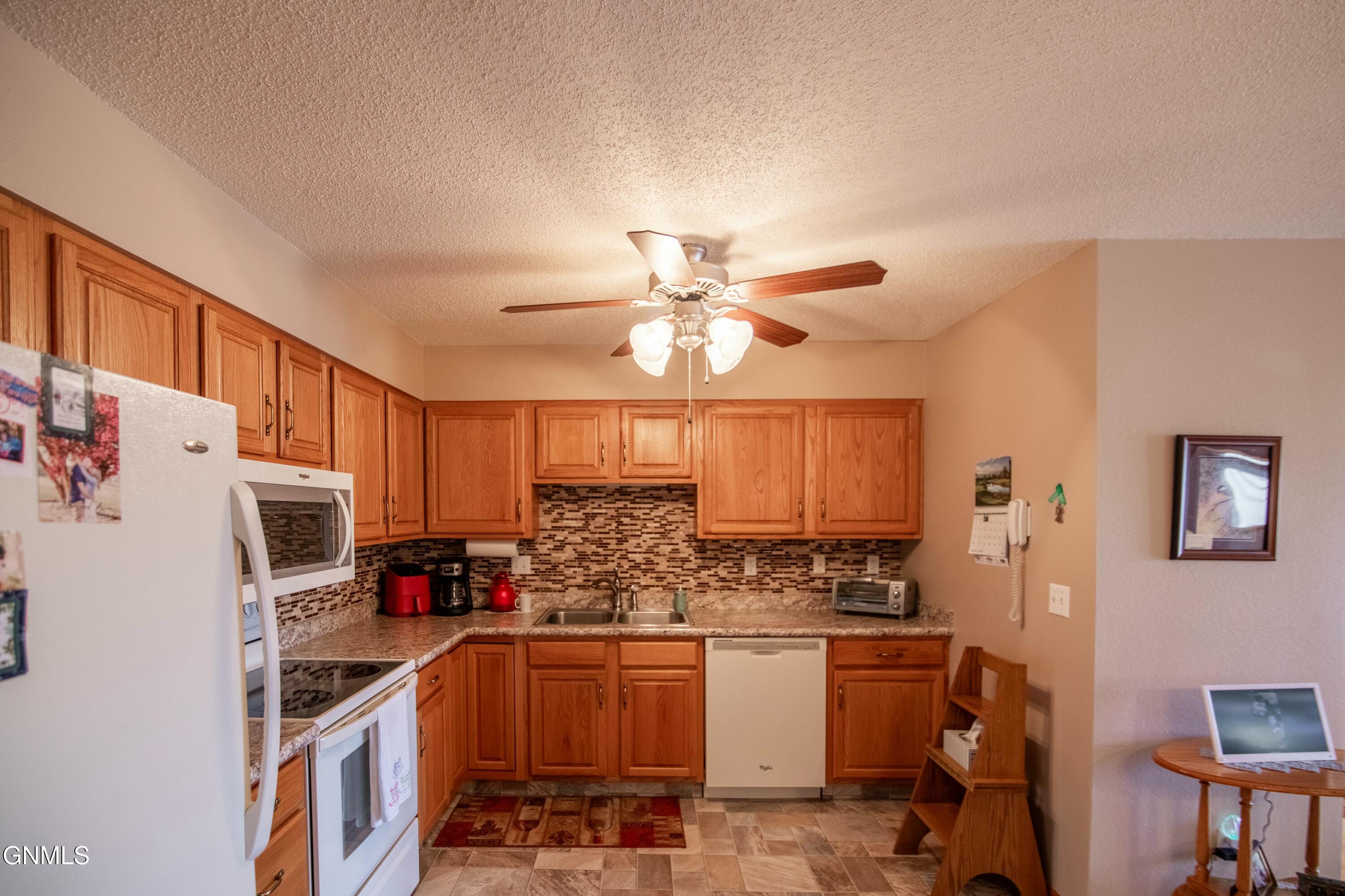 2715 Gateway Avenue, 10