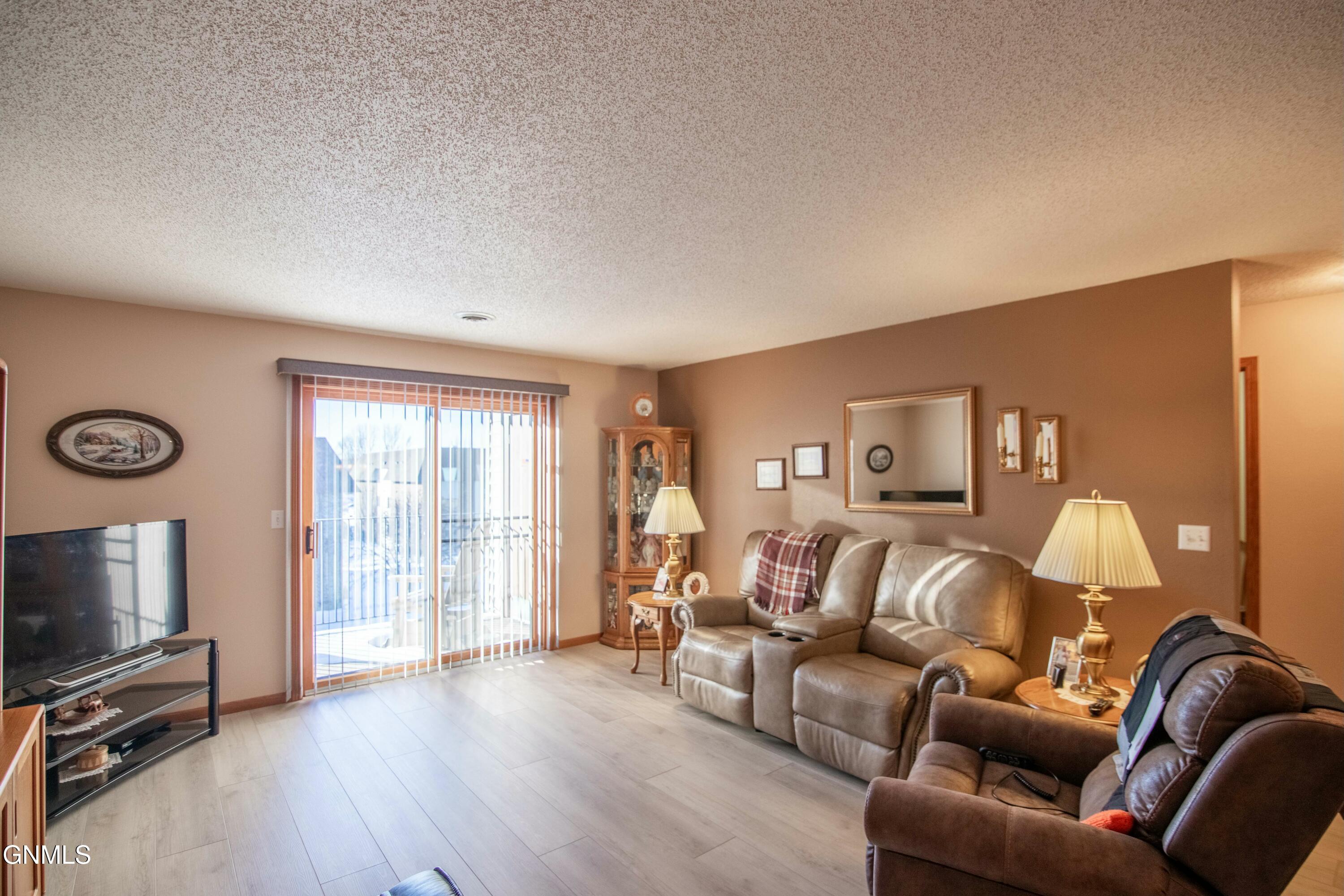 2715 Gateway Avenue, 10