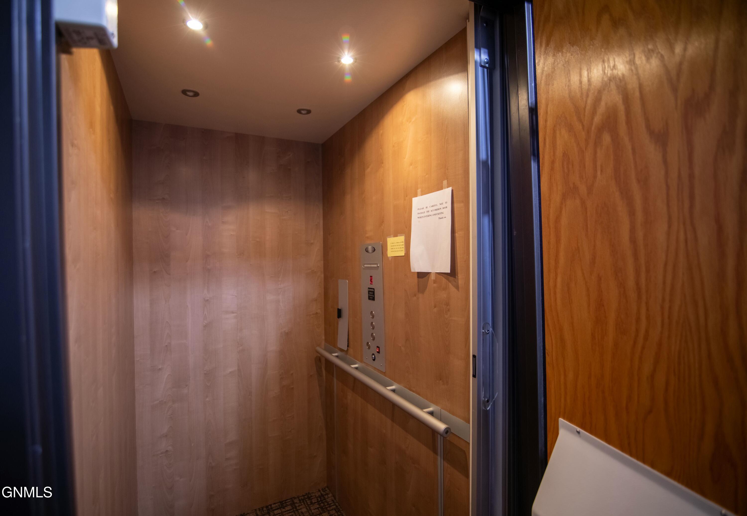 2715 Gateway Avenue, 10