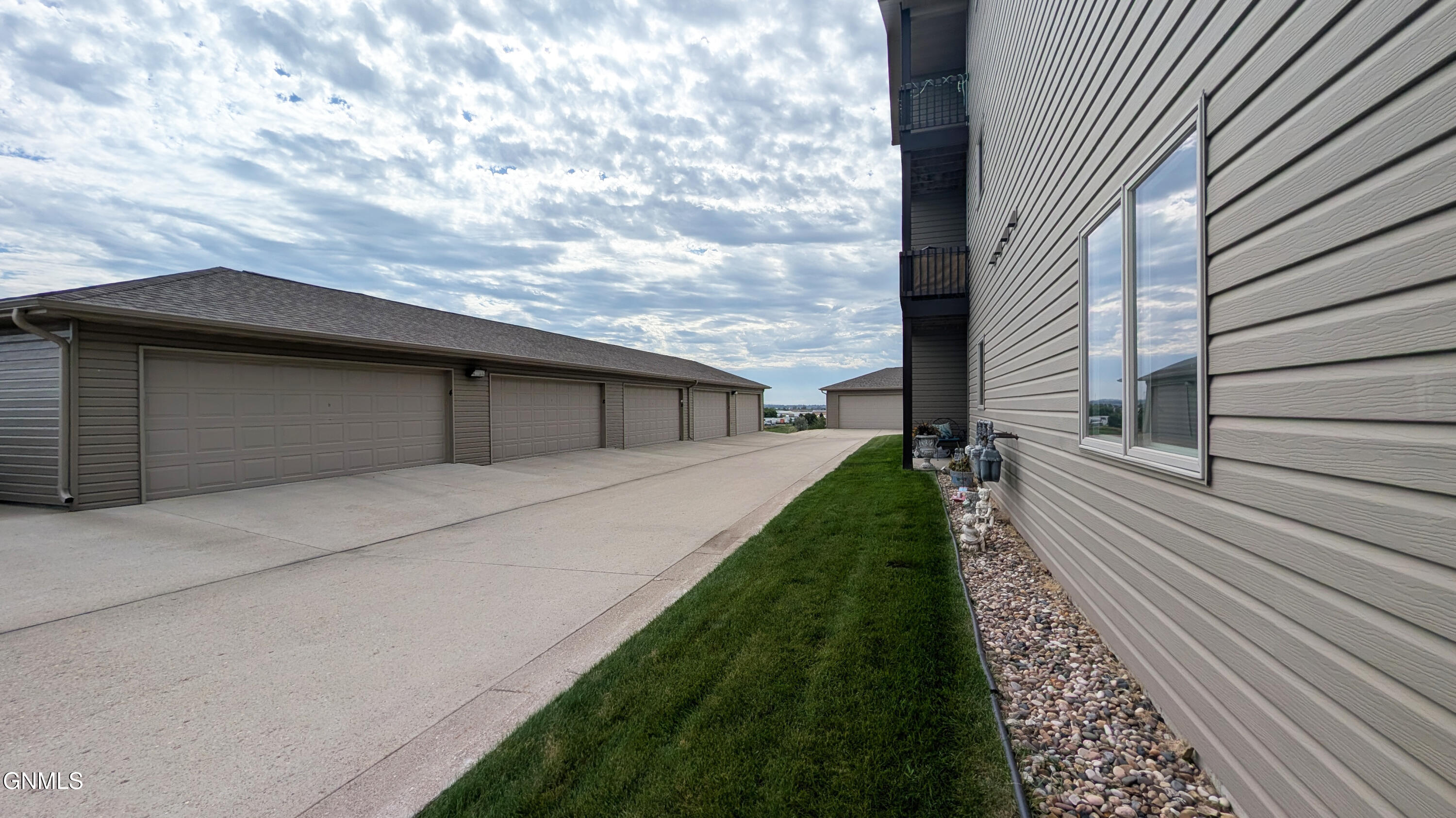 1401 Sharloh Loop, 12