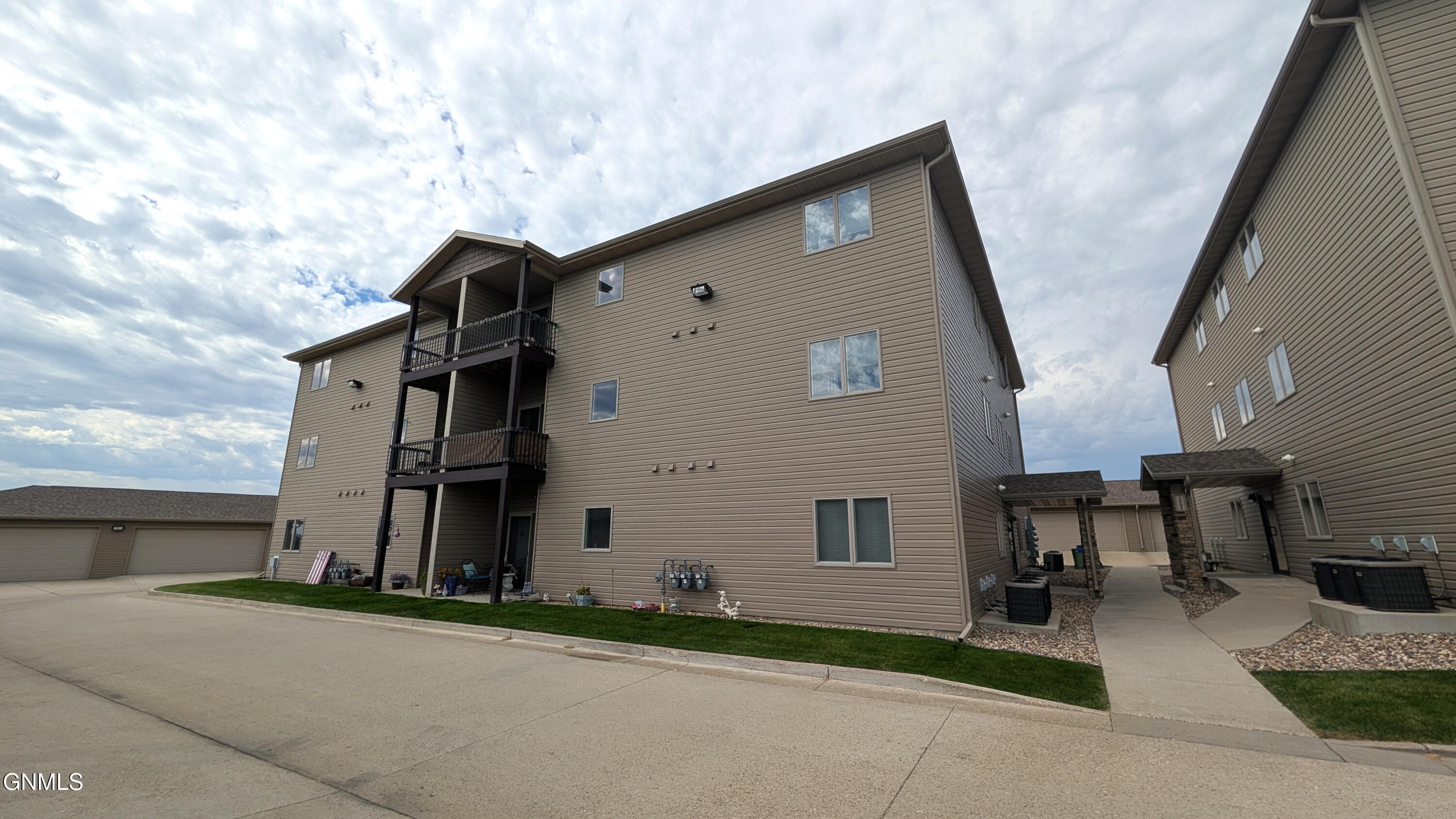 1401 Sharloh Loop, 12