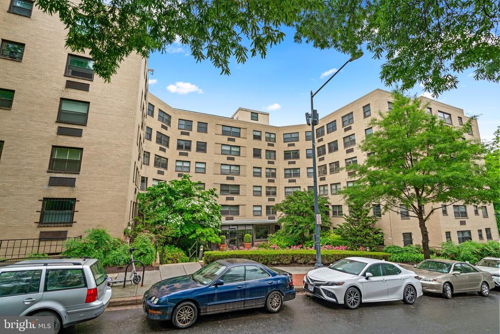 1801 Clydesdale Pl NW #702