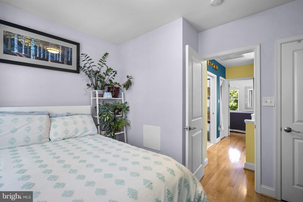 11 16TH STREET NE