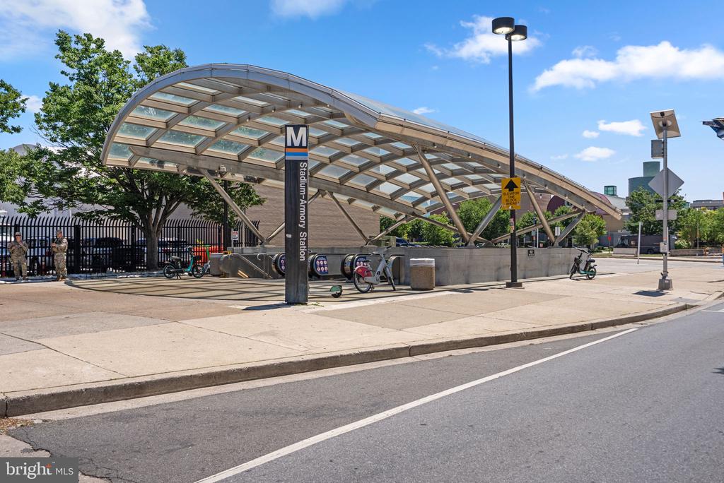 11 16TH STREET NE