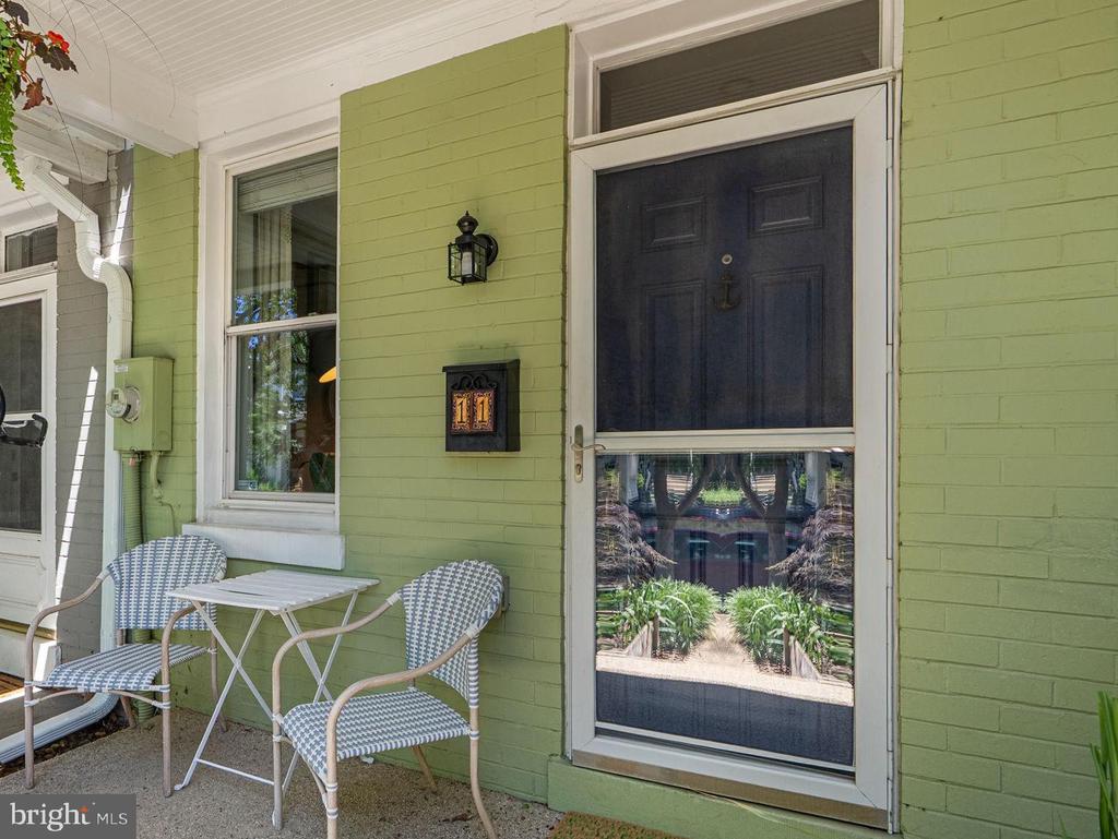 11 16TH STREET NE