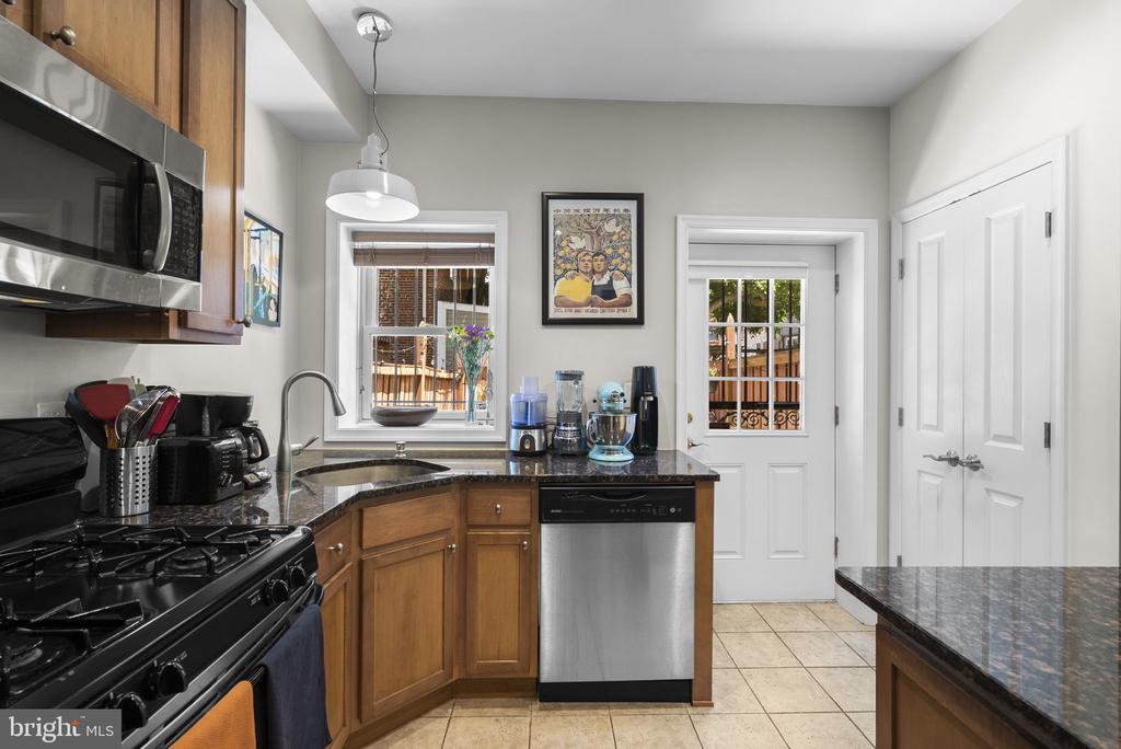 11 16TH STREET NE