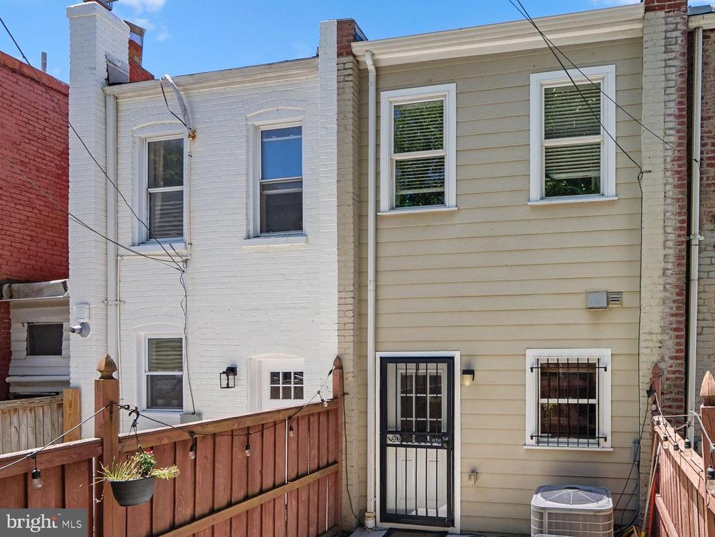 11 16TH STREET NE