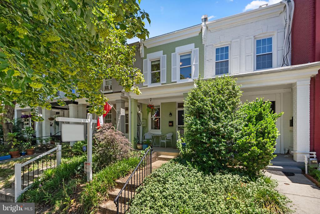 11 16TH STREET NE
