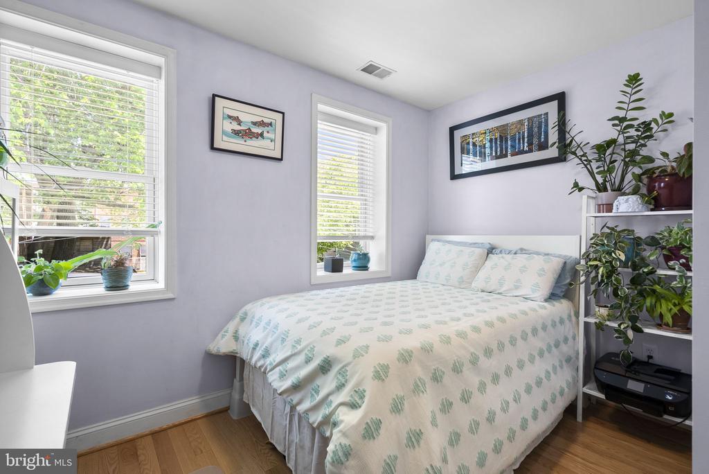 11 16TH STREET NE