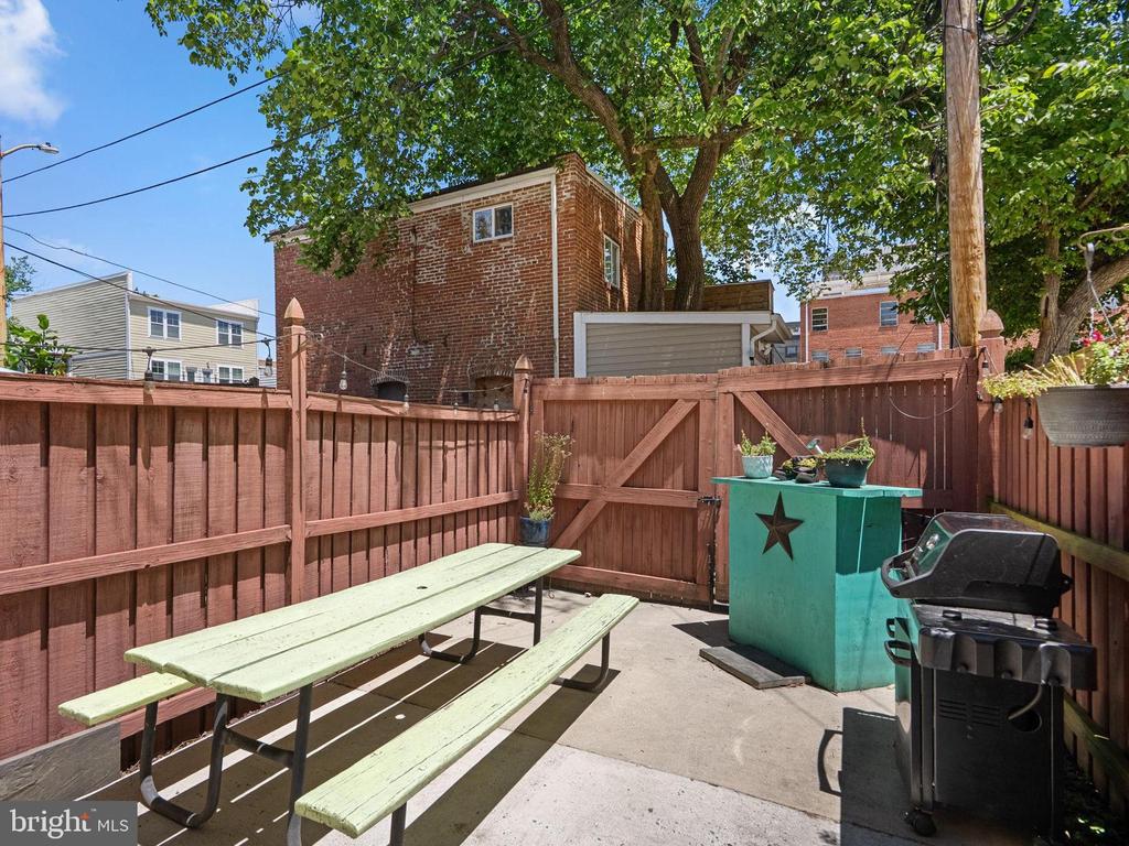 11 16TH STREET NE