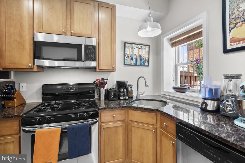 11 16TH STREET NE