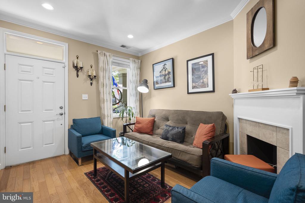 11 16TH STREET NE