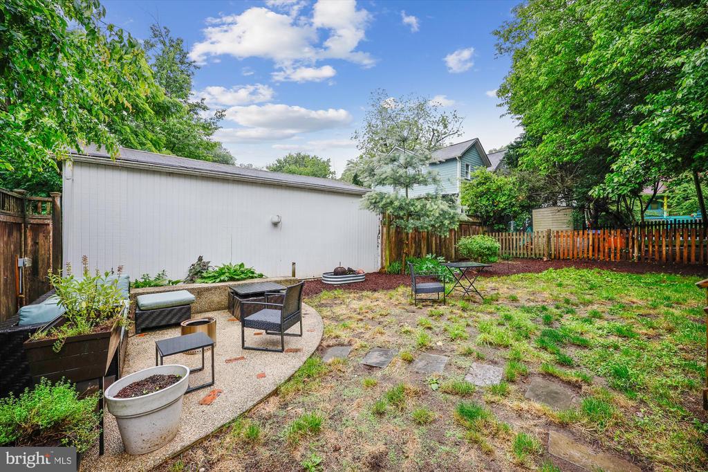 203 SPRING AVENUE