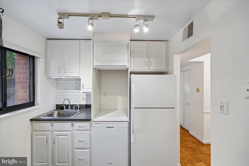 7611 MAPLE AVENUE Unit: 205