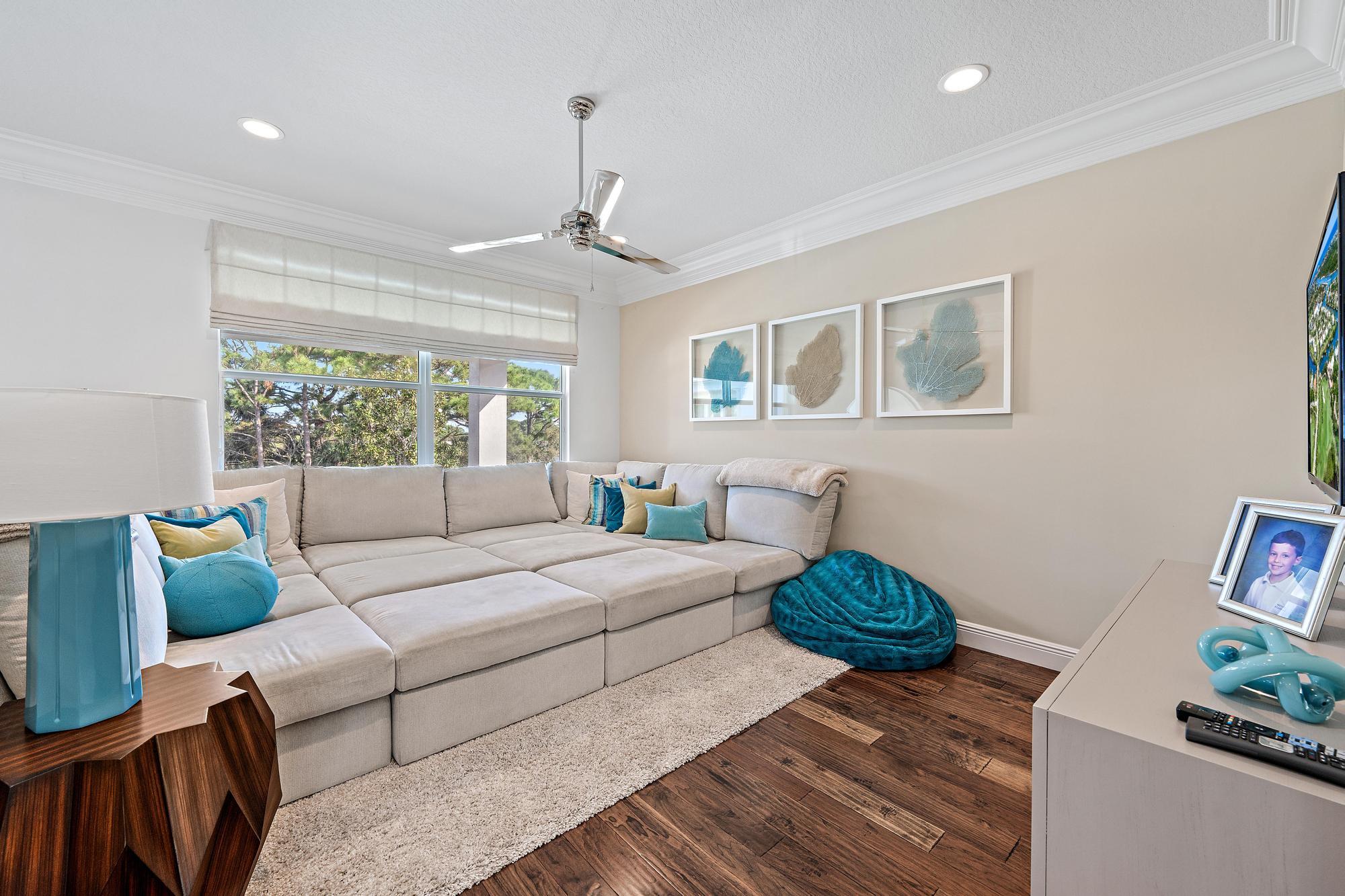 1727 W Hemingway Drive