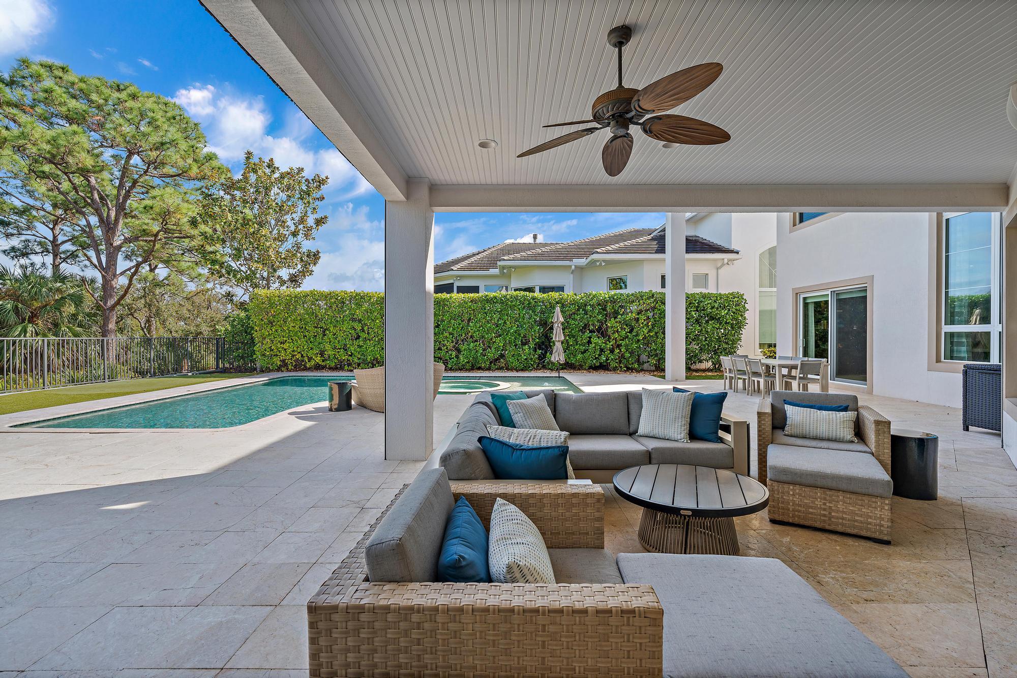 1727 W Hemingway Drive