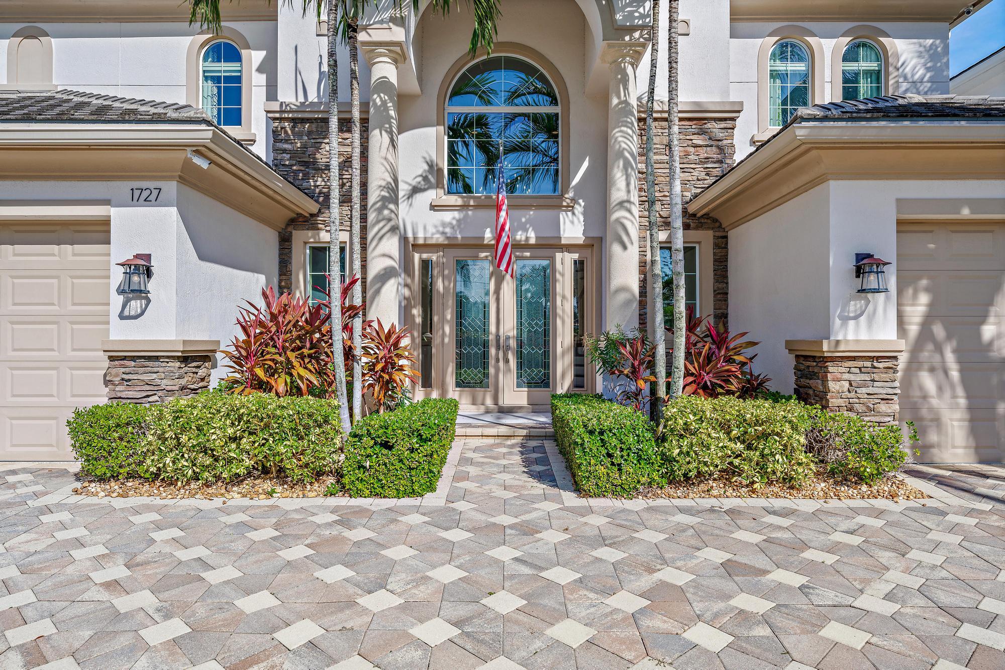 1727 W Hemingway Drive