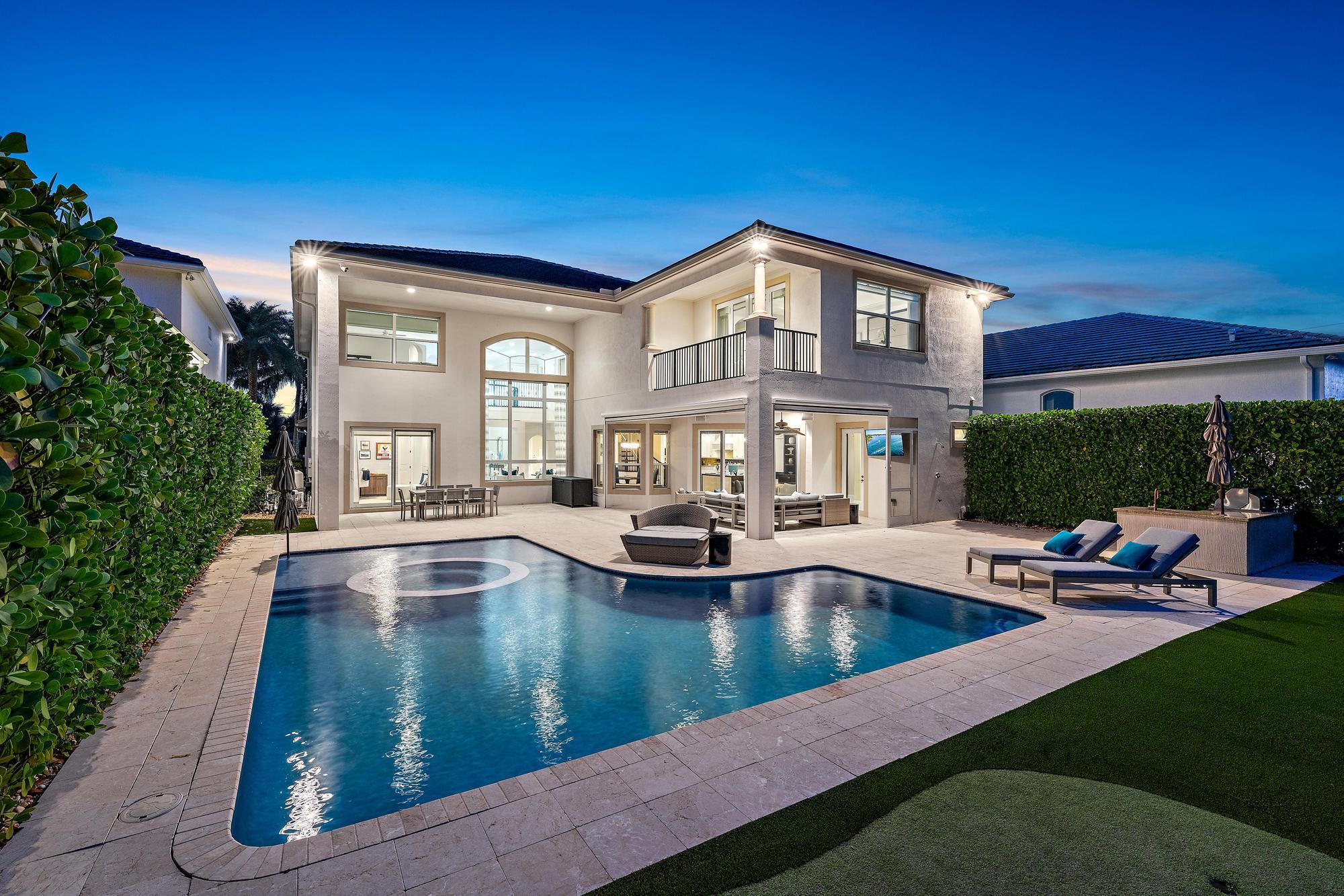 1727 W Hemingway Drive