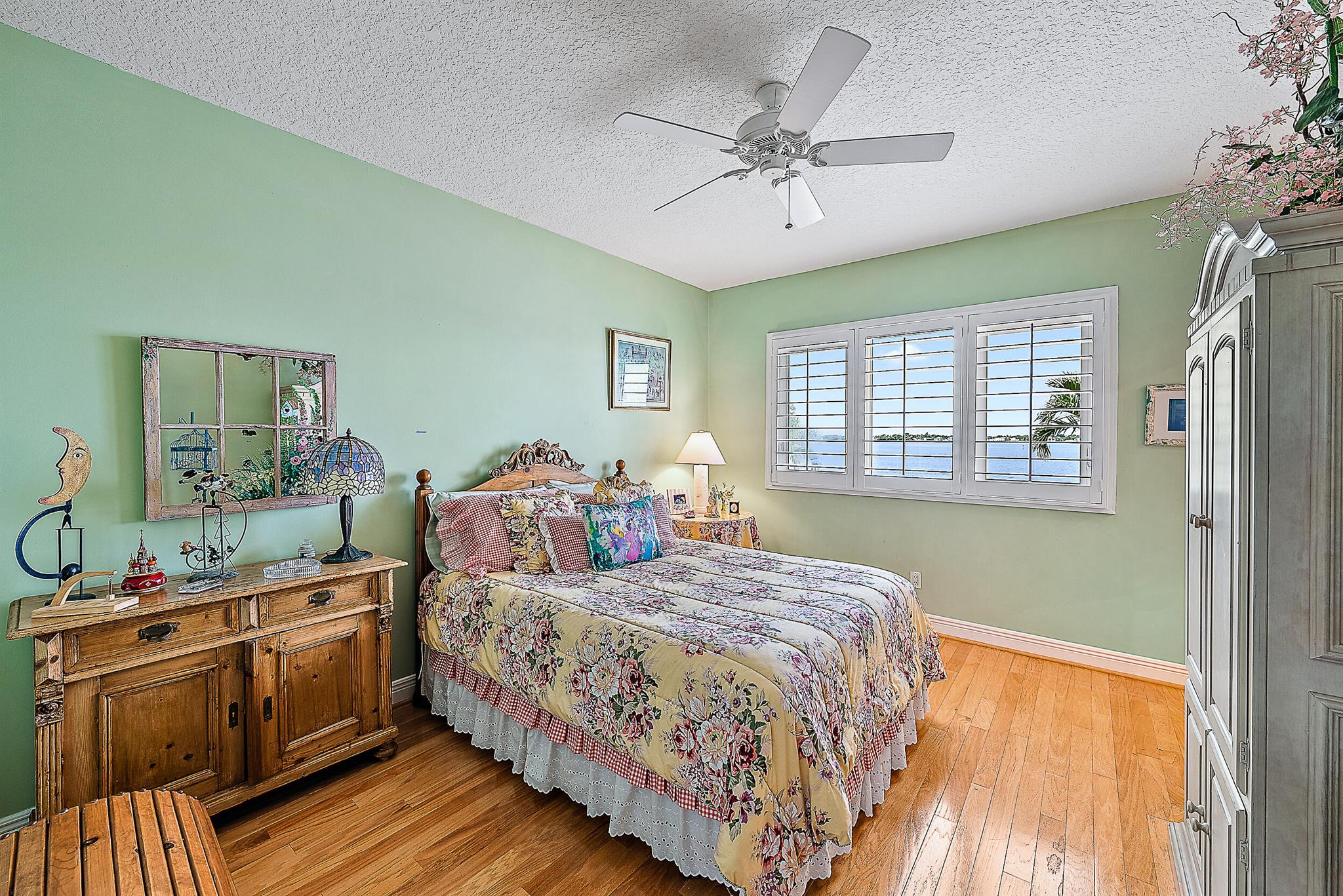 20 Yacht Club Place