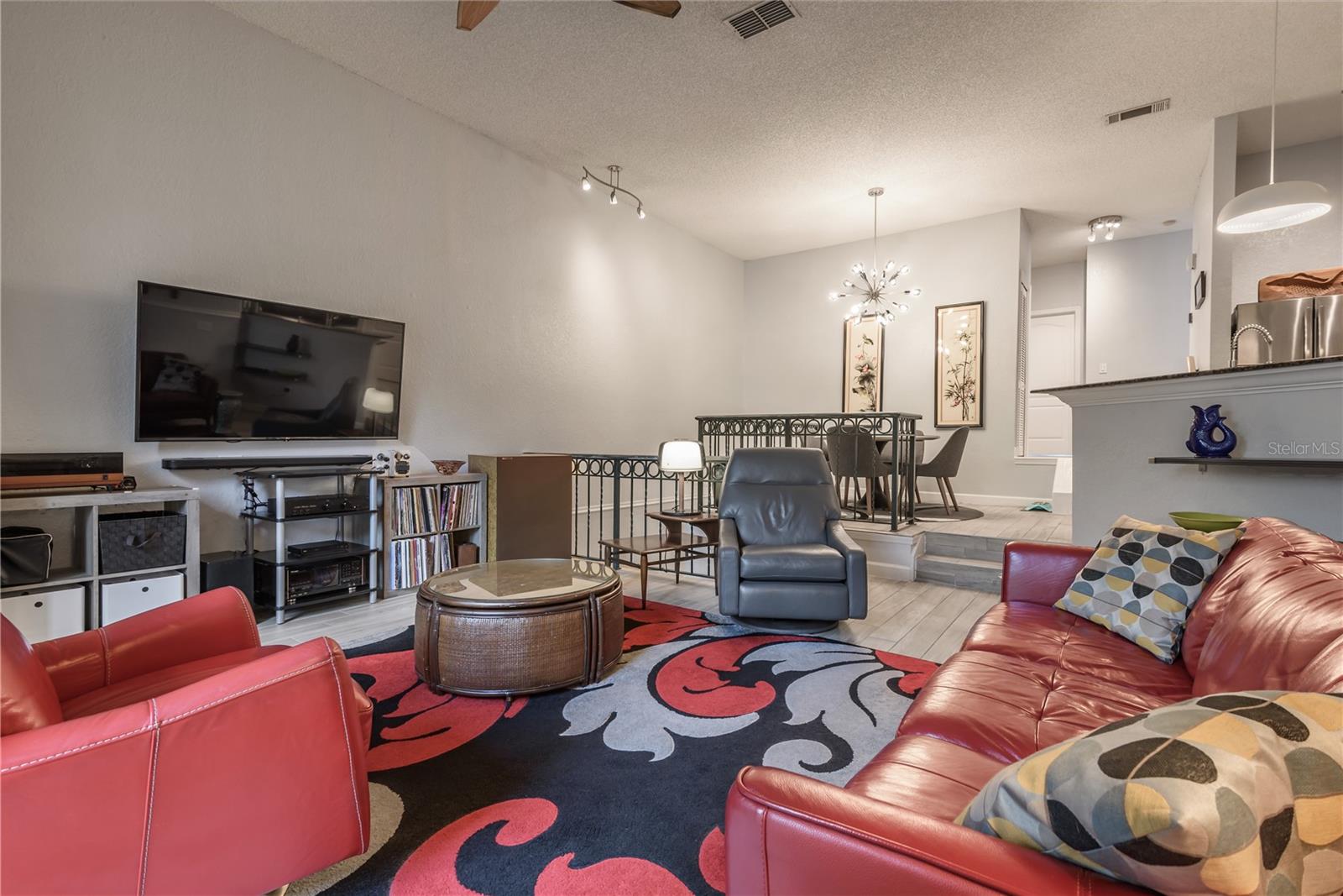 606 TROPICAL BREEZE WAY