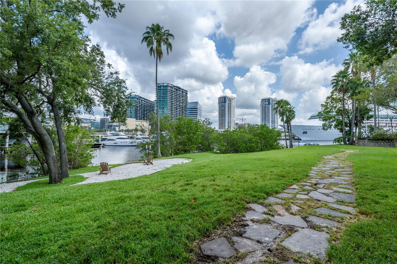 606 TROPICAL BREEZE WAY