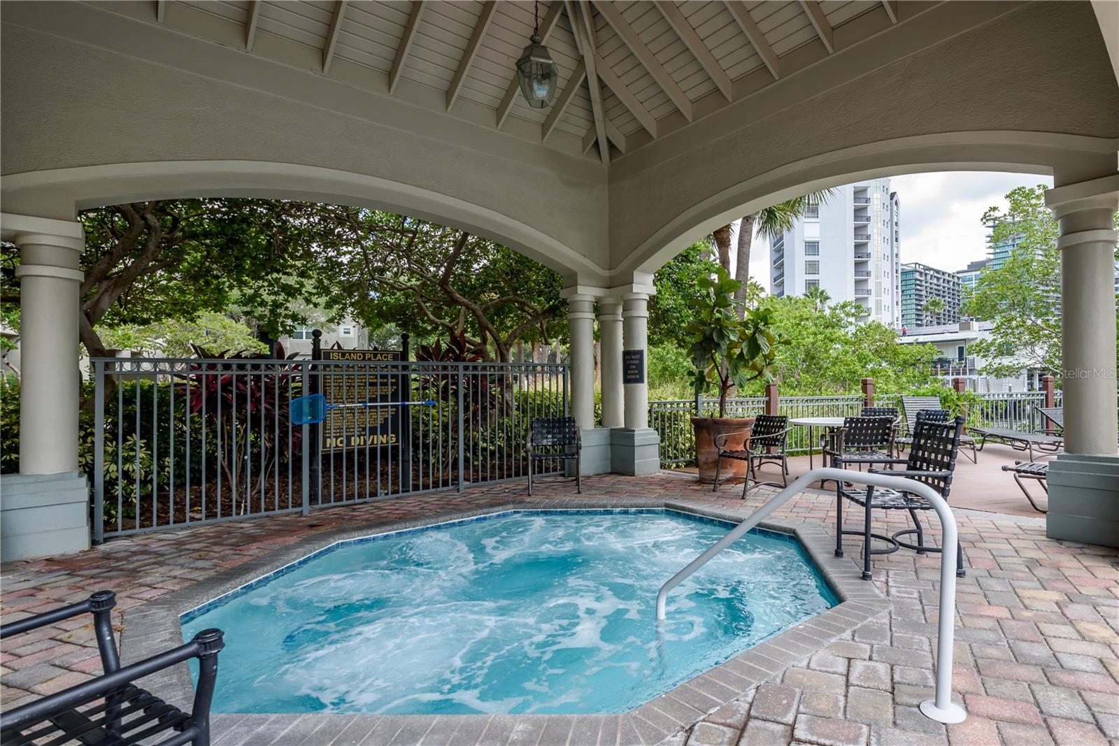 606 TROPICAL BREEZE WAY