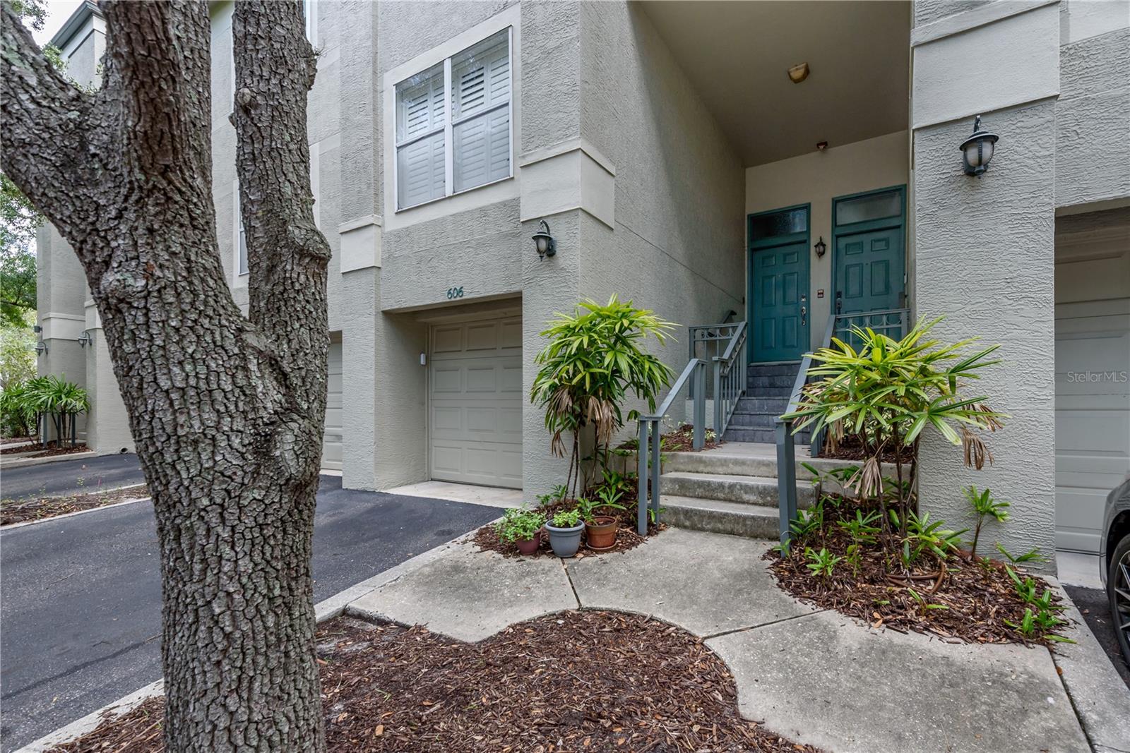 606 TROPICAL BREEZE WAY