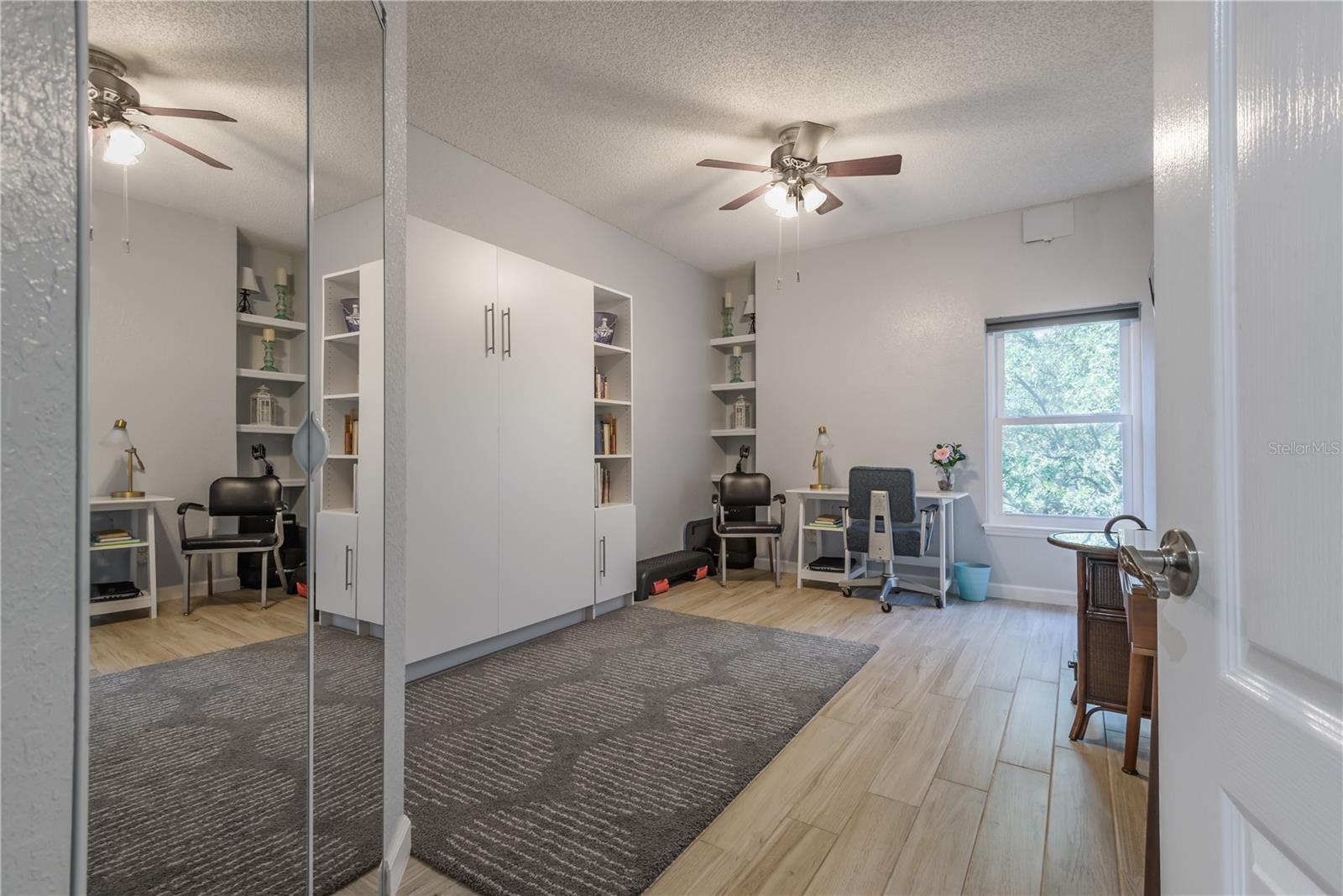 606 TROPICAL BREEZE WAY