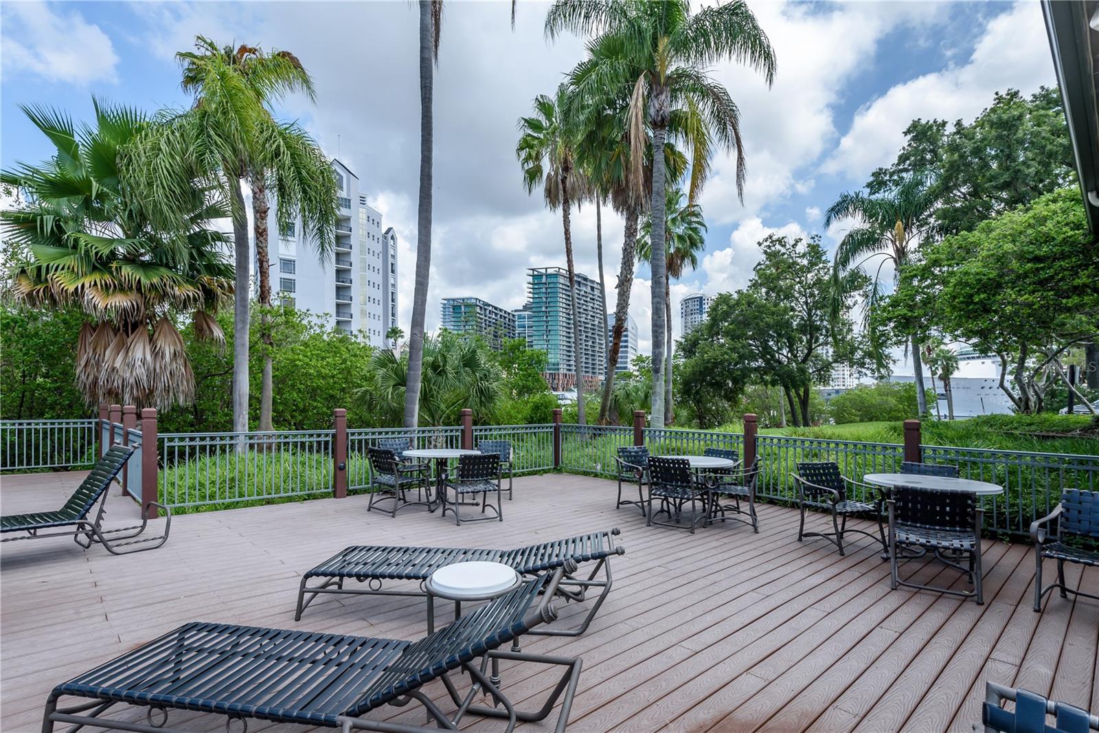 606 TROPICAL BREEZE WAY