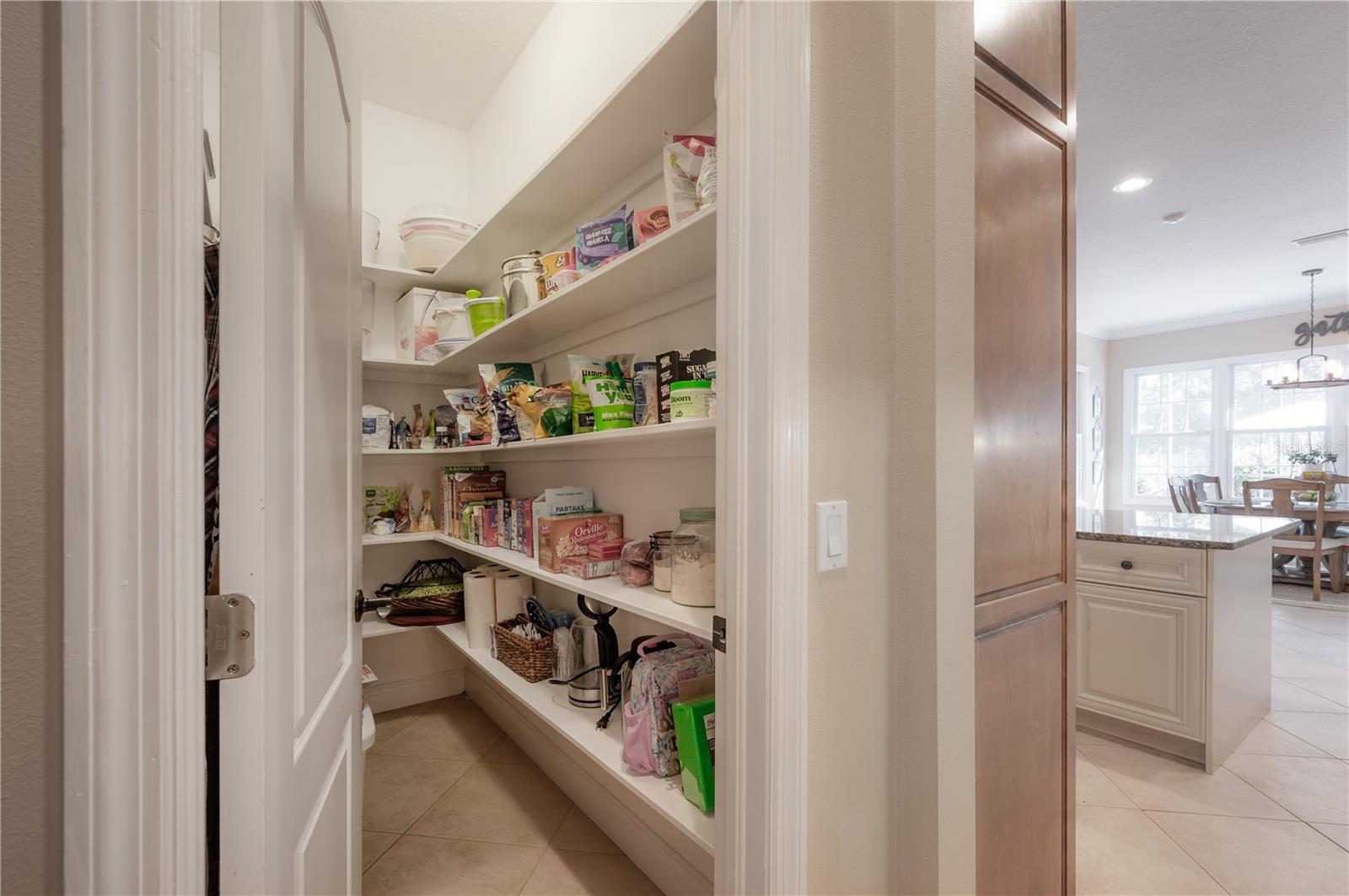 2204 COLEWOOD LN