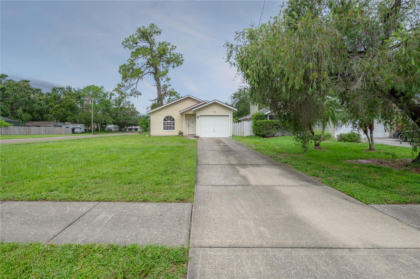 208 OAKWOOD BLVD