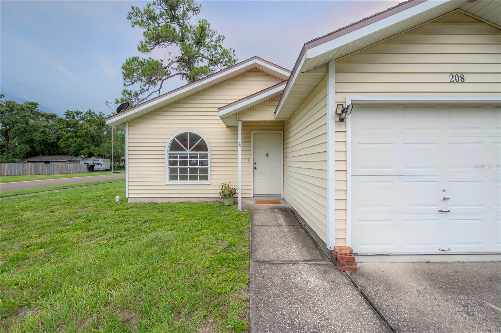 208 OAKWOOD BLVD