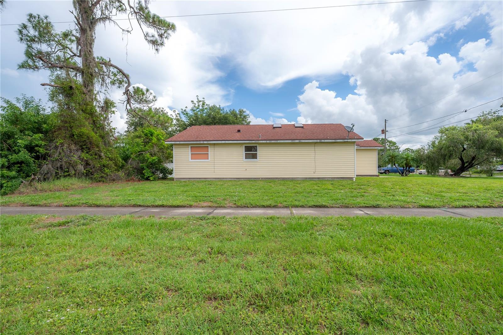 208 OAKWOOD BLVD