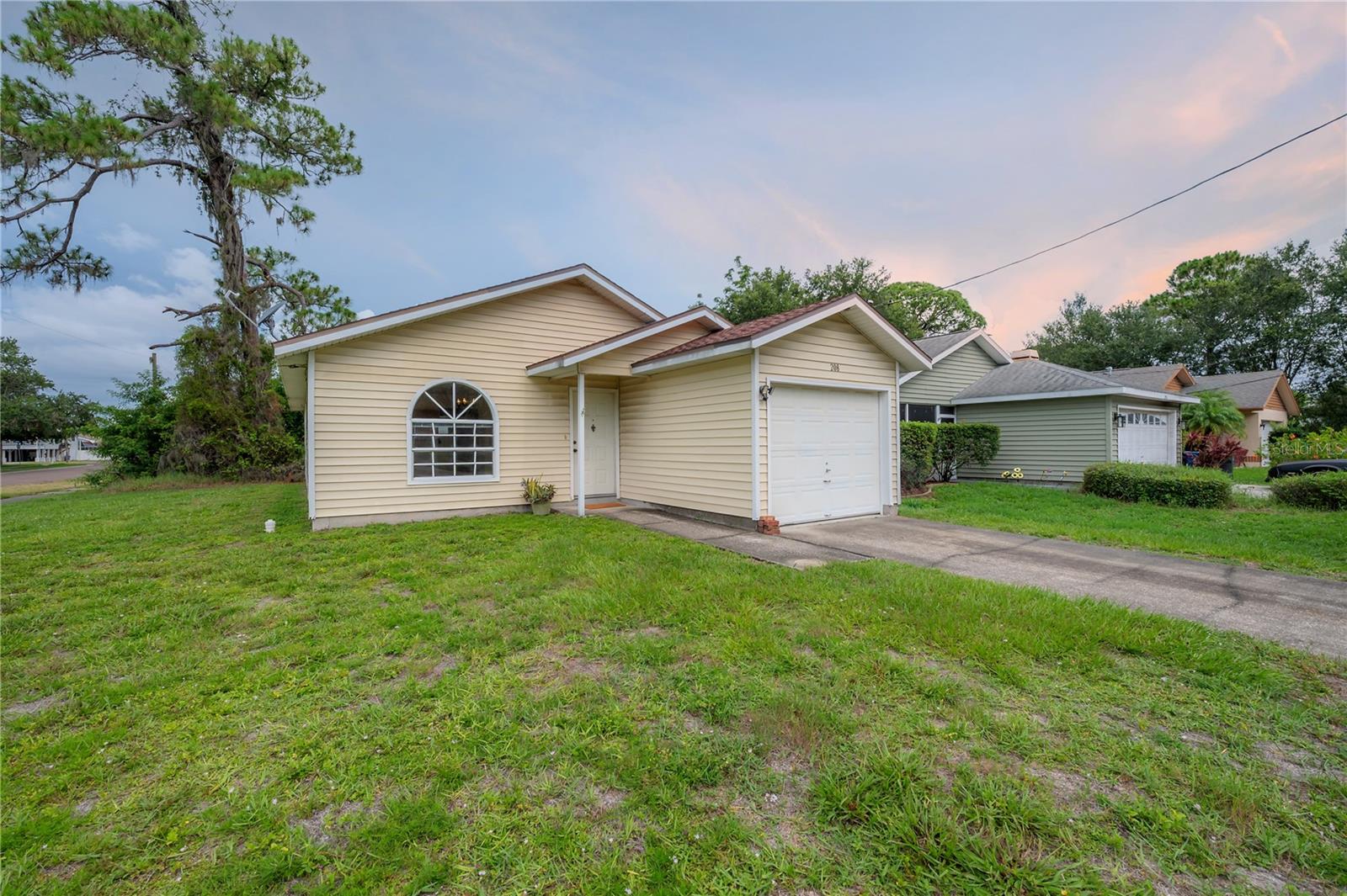 208 OAKWOOD BLVD