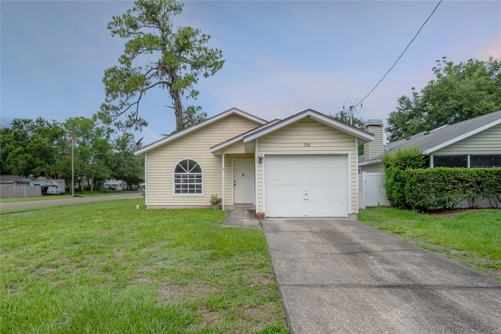 208 OAKWOOD BLVD