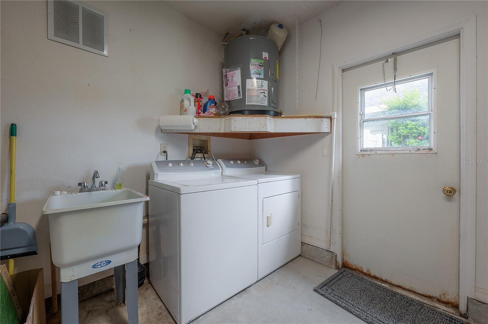 208 OAKWOOD BLVD