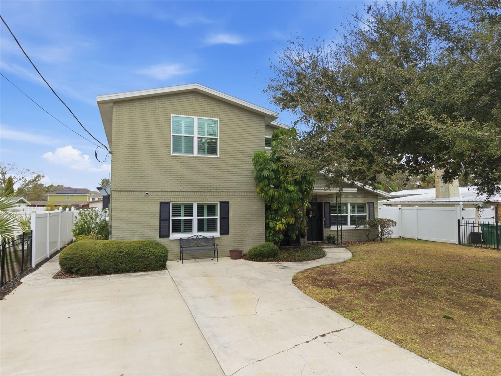 3311 W LEILA AVE