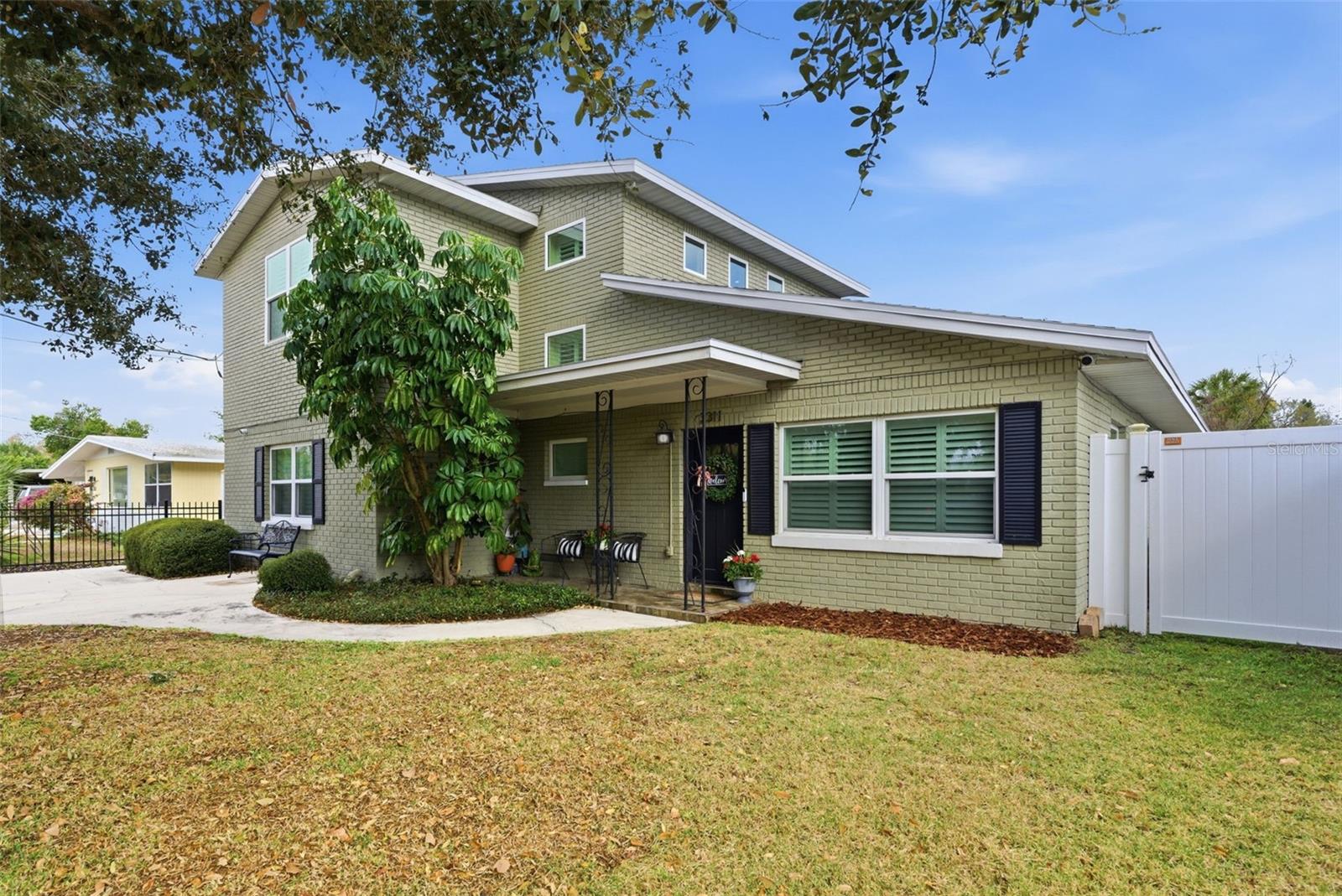 3311 W LEILA AVE